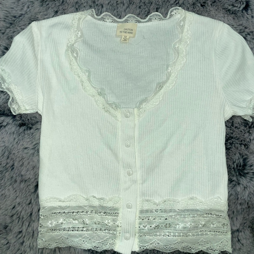 White shirtsleeve buttoned top